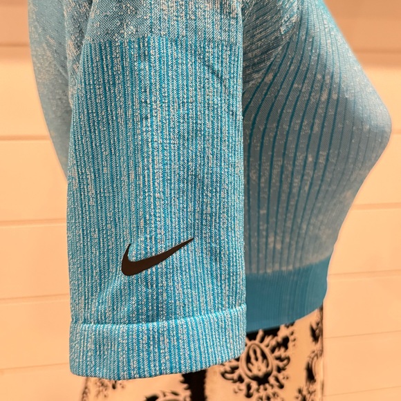 Nike Seamless City Ready Training Crop Top - Picture 3 of 7